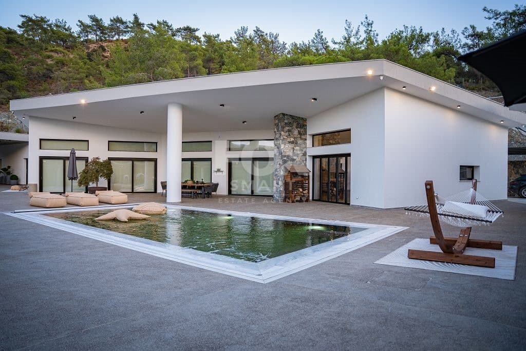 6 Bedroom Bungalow for Sale in Limassol, Louvaras