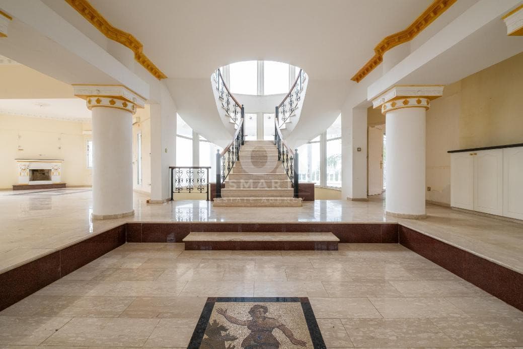 6 Bedroom Villa for Sale in Paphos, Peyia
