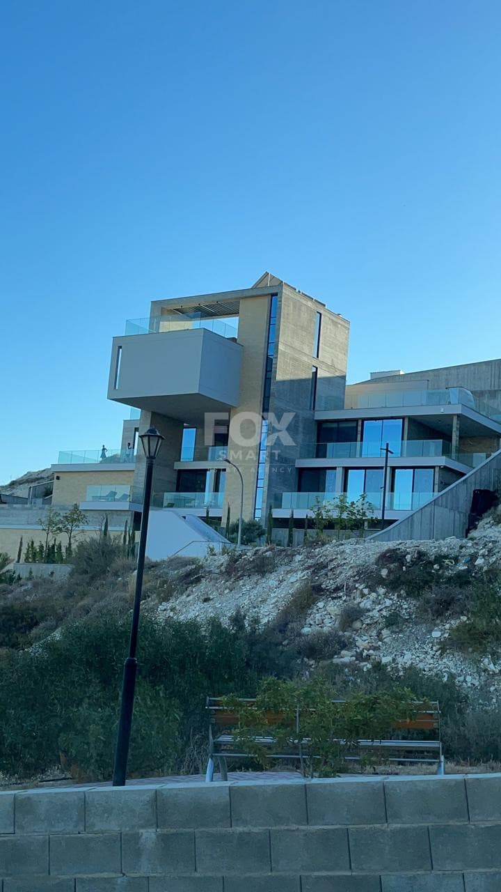 6 Bedroom Villa for Sale in Limassol, Agios Tychon