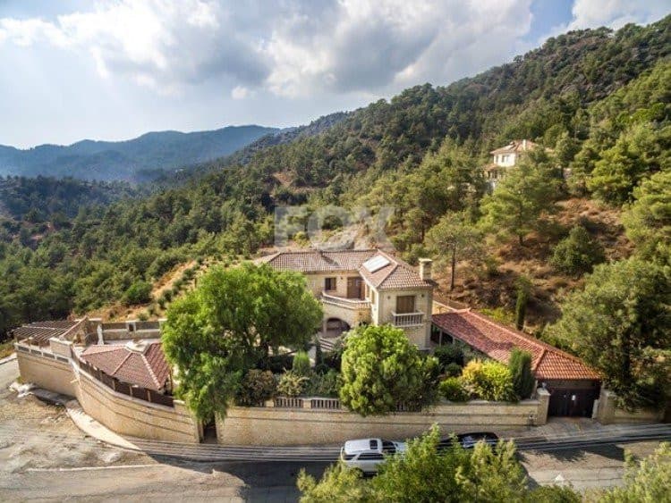 4 Bedroom Detached House for Sale in Limassol, Moniatis