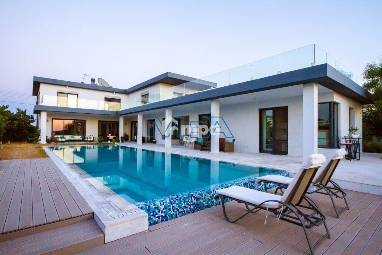 8 Bedroom House