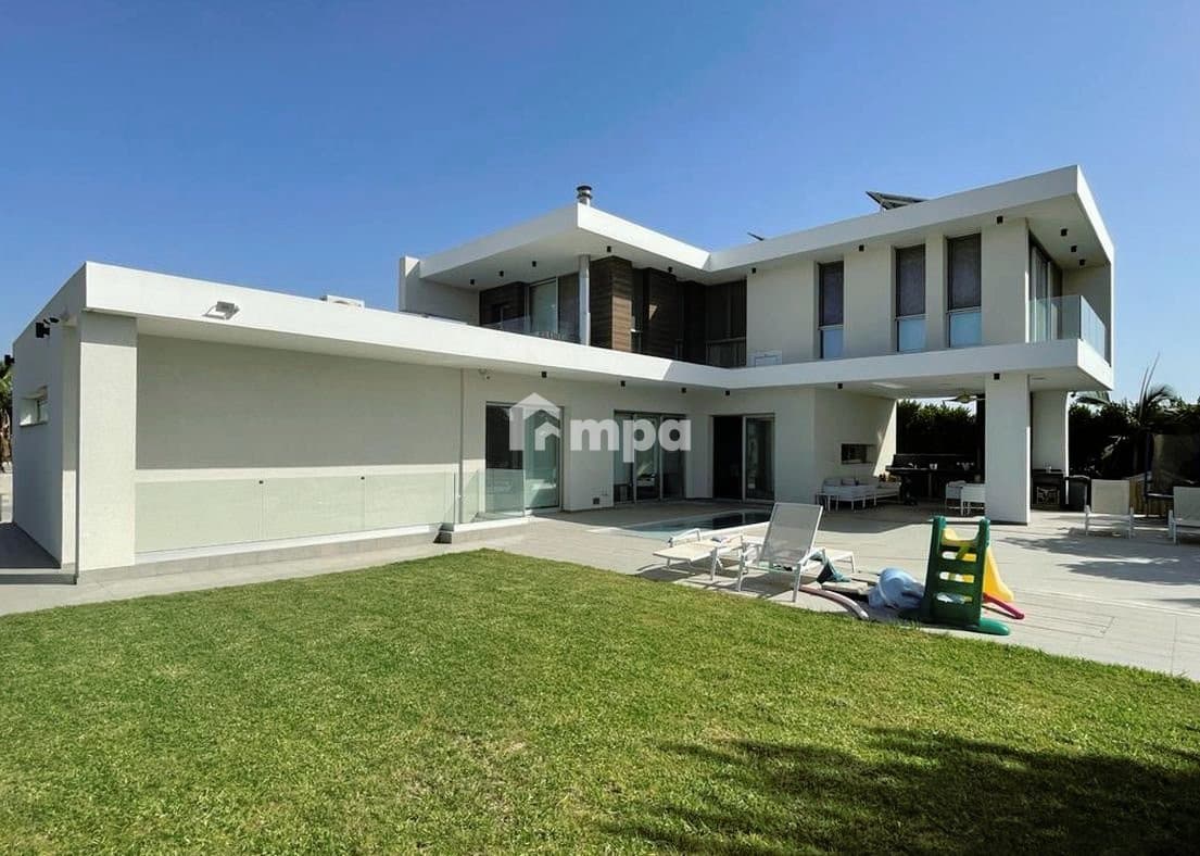 6 Bedroom House