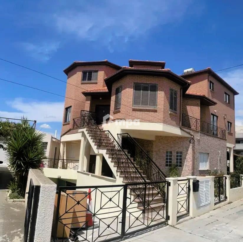 6 Bedroom House