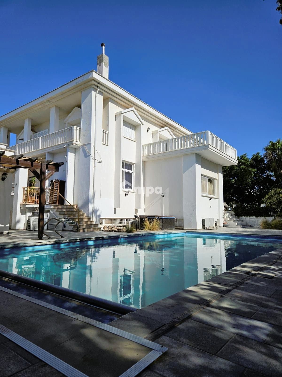 6 Bedroom House