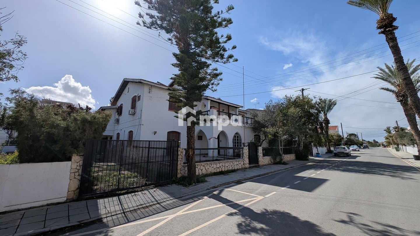 6 Bedroom House