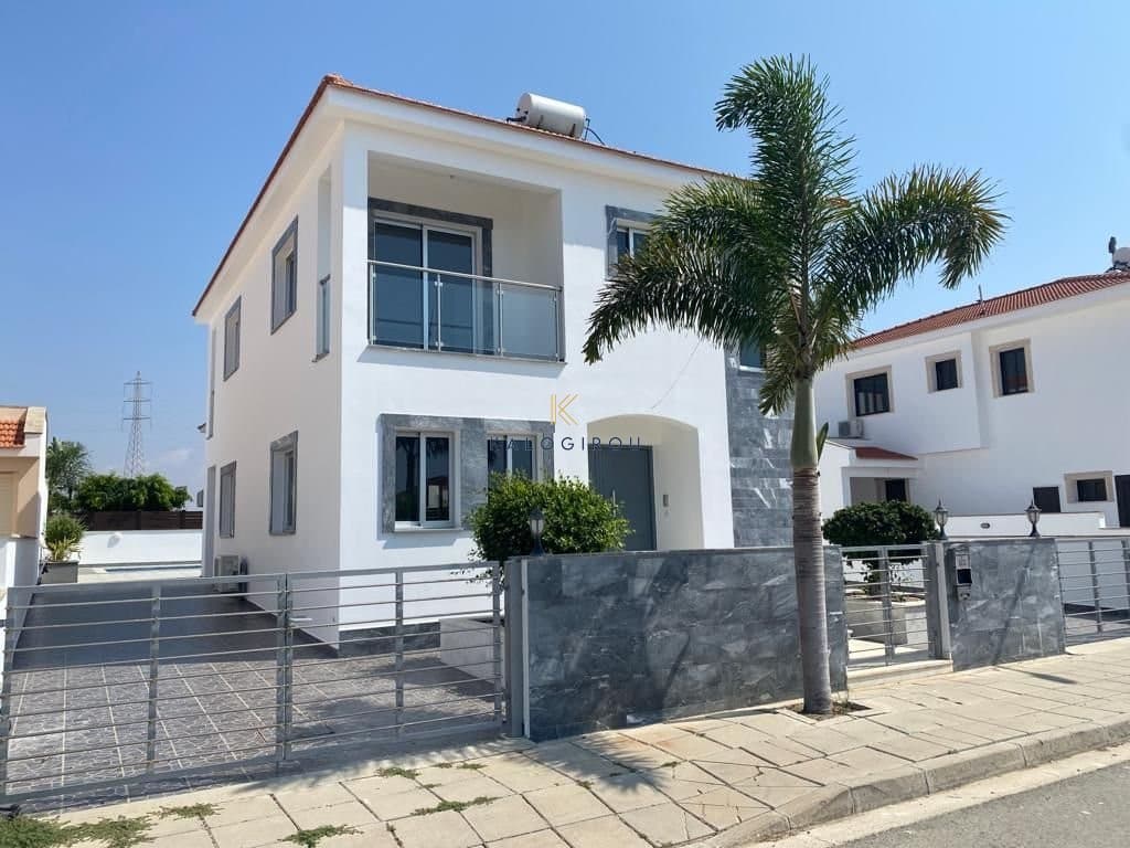 Detached, Three-bedroom house with pool in Pyla area