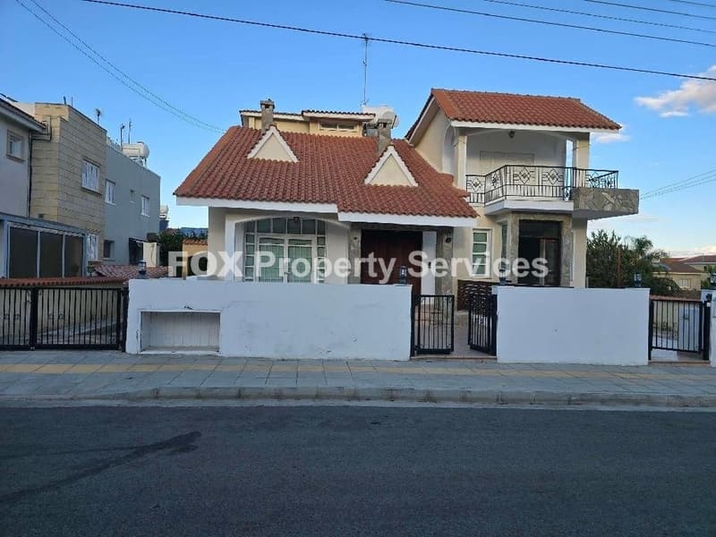 6 Bedroom Semi-Detached House for Sale in Nicosia, Anthoupolis